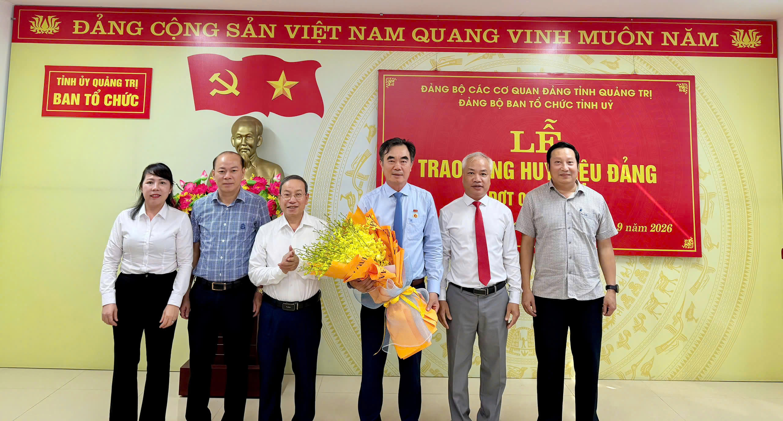 Trao Huy hiệu 35 năm tuổi Đảng tặng đồng chí Trưởng Ban Tổ chức Tỉnh ủy