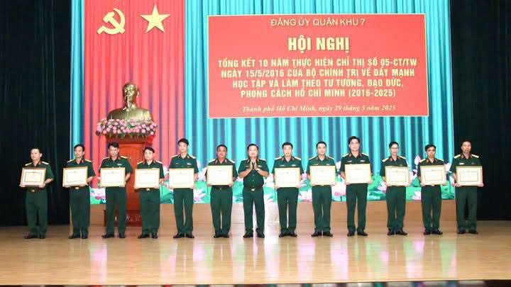 Quân khu 7 tặng Bằng khen các tập thể, cá nhân xuất sắc, tiêu biểu thực hiện Chỉ thị 05