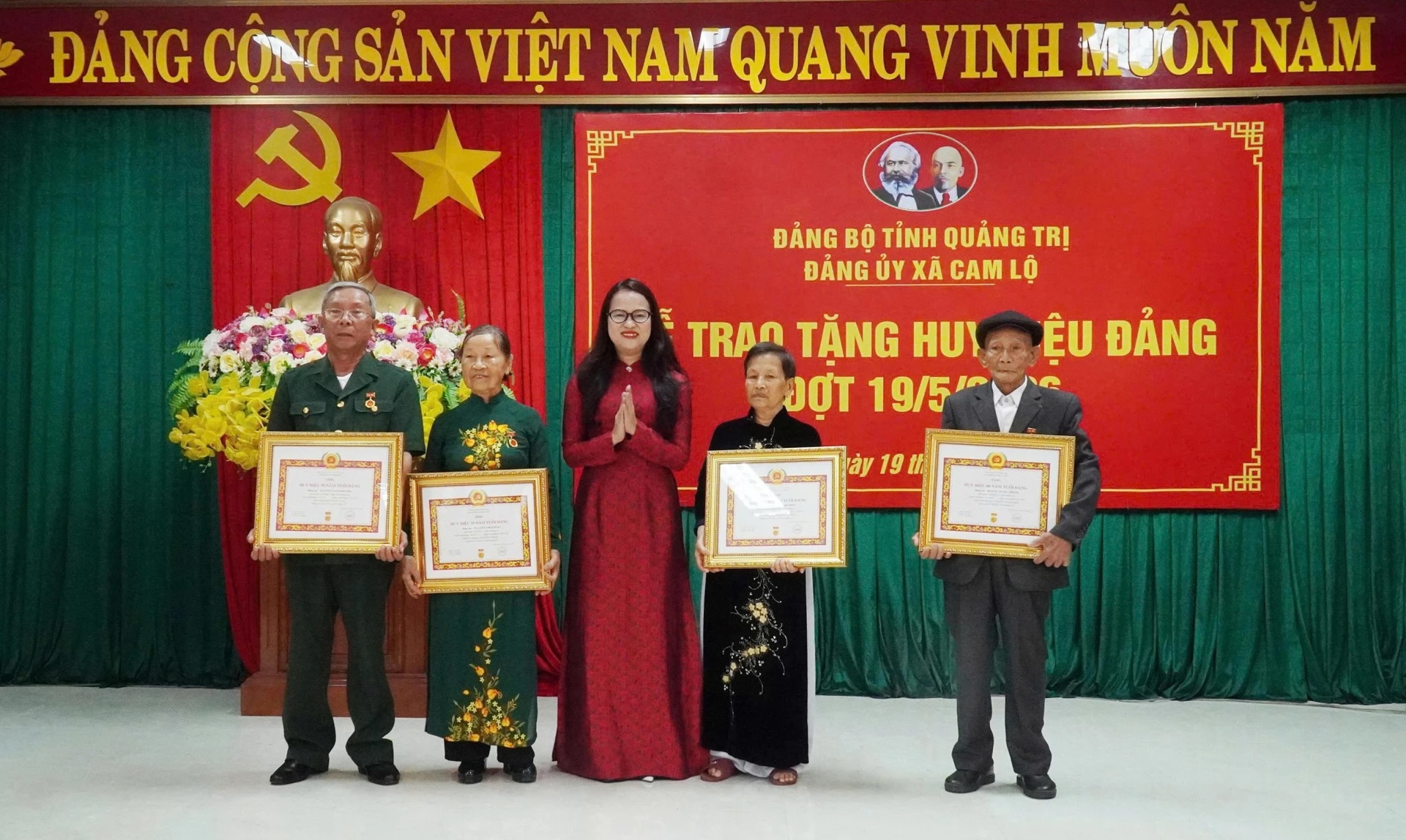 Tự hào tấm Huy hiệu Đảng trao