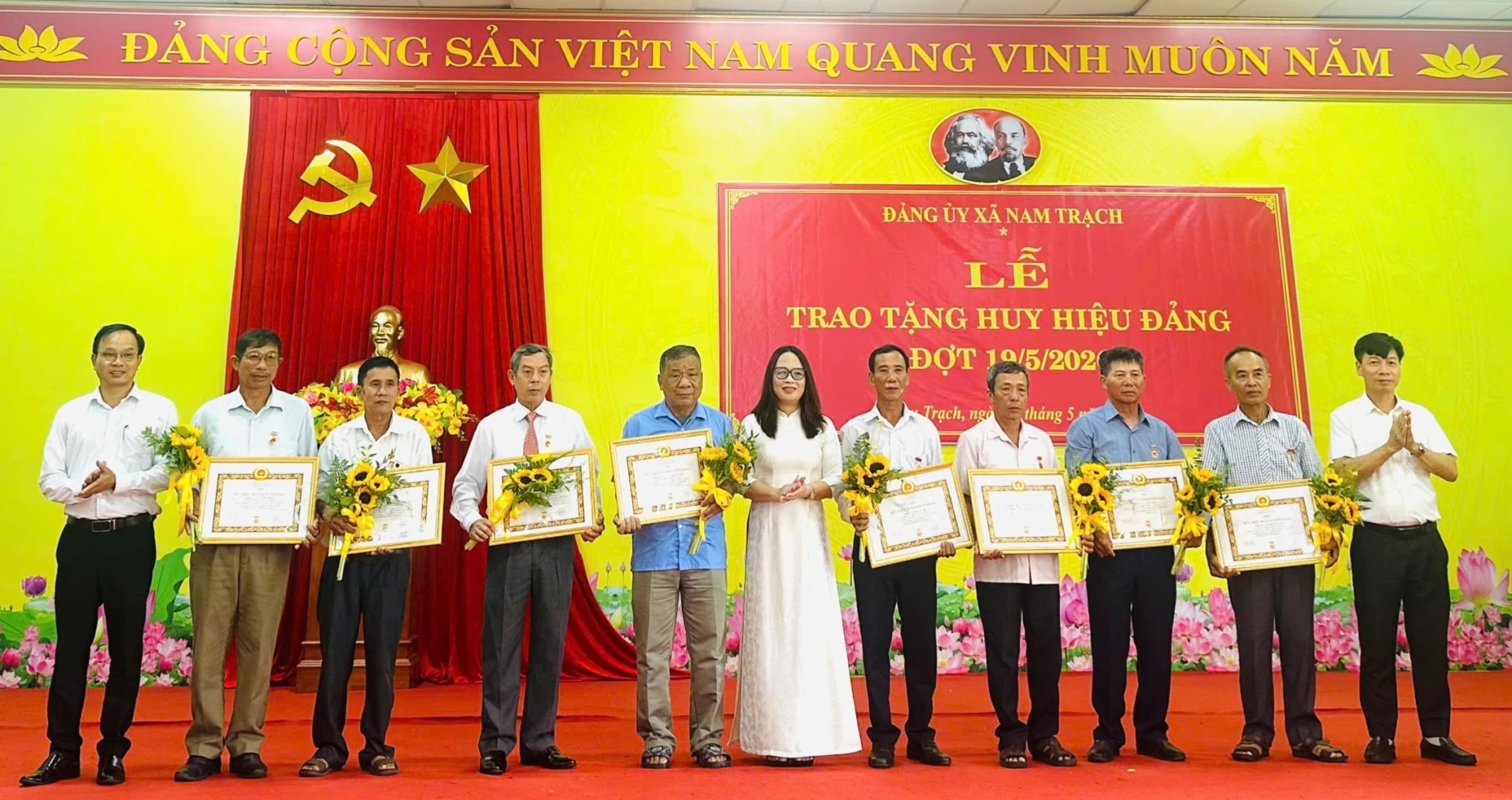 Toàn tỉnh có 1.574 đảng viên được tặng và truy tặng Huy hiệu Đảng