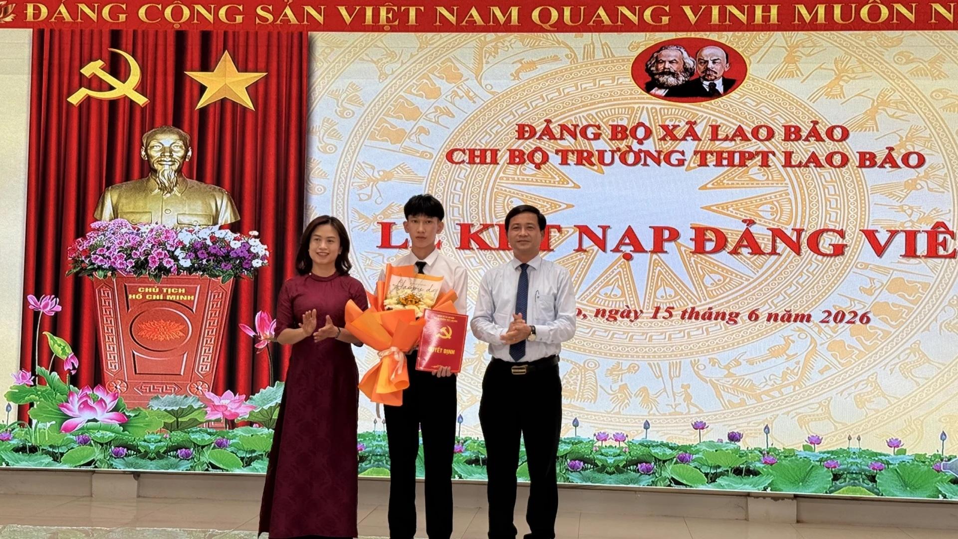 Kết nạp Đảng cho 12 học sinh ưu tú